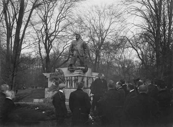 Motiv: Hørup monumentet i Kongens have i København ved afsløringen i november 1908